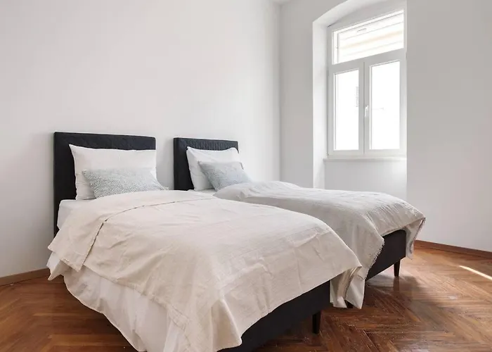 4-Bedroom Apt 1 Min From Bacvice Beach