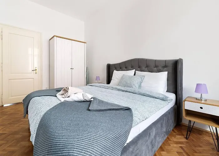4-Bedroom Apt 1 Min From Bacvice Beach