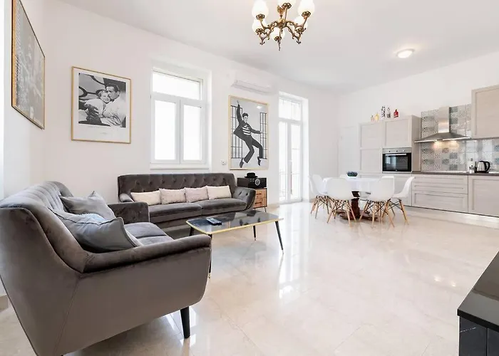 4-Bedroom Apt 1 Min From Bacvice Beach