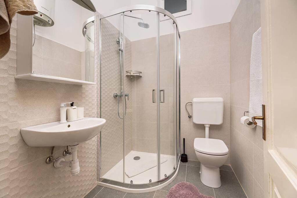 Apartment 4-bedroom 1 Min From Bacvice