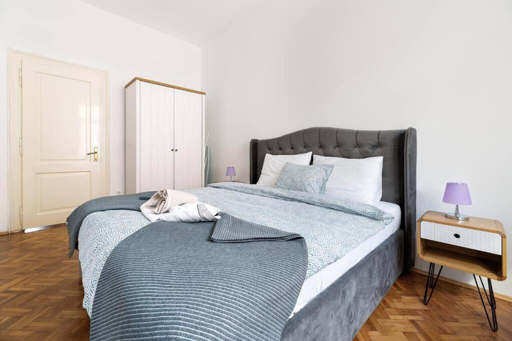 4-bedroom 1 Min From Bacvice Apartment *